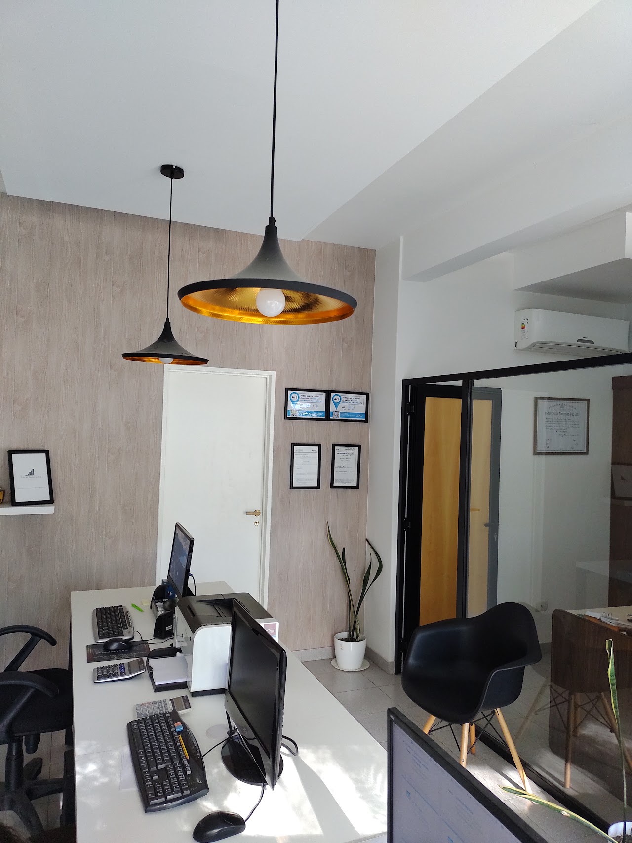 Equipo del estudio en consultoría personalizada con clientes en Bahía Blanca